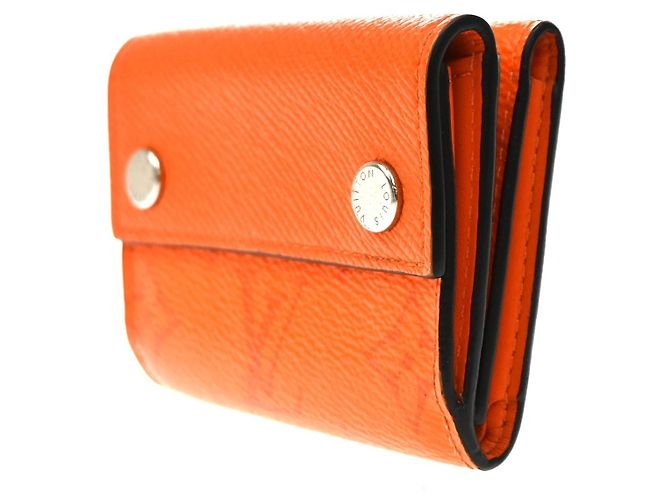 Louis Vuitton Discovery Monogram Taigarama Compact Arancione - vista 3