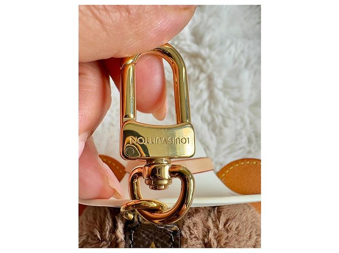 Louis Vuitton Louis Bear Ciondolo Western Cowboy M03176 Marrone Bianco Rosso D'oro - vista 8
