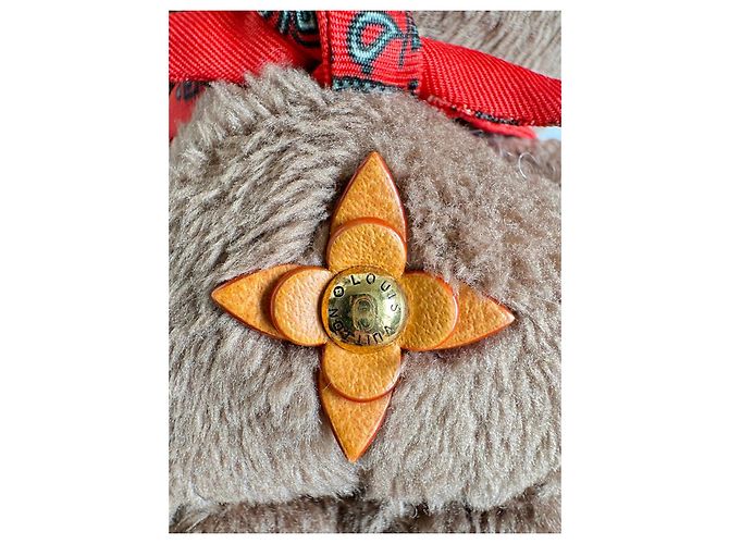 Louis Vuitton Louis Bear Ciondolo Western Cowboy M03176 Marrone Bianco Rosso D'oro - vista 9