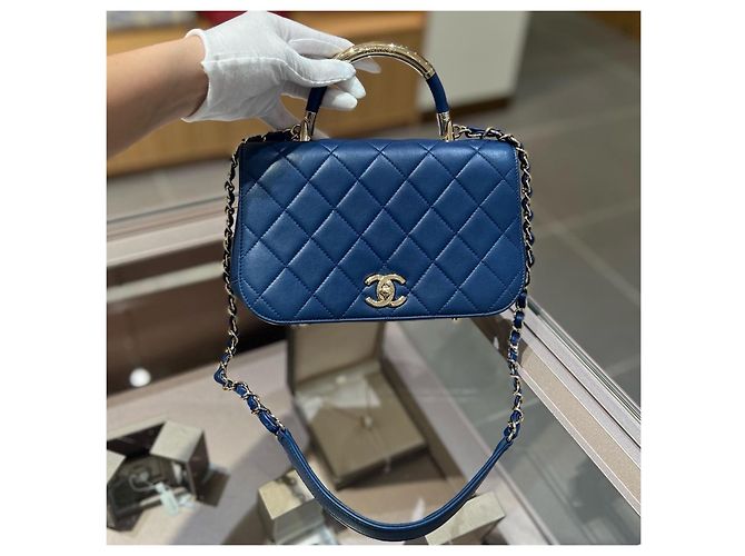 Borsa Chanel Classic Flap in pelle blu - vista 2