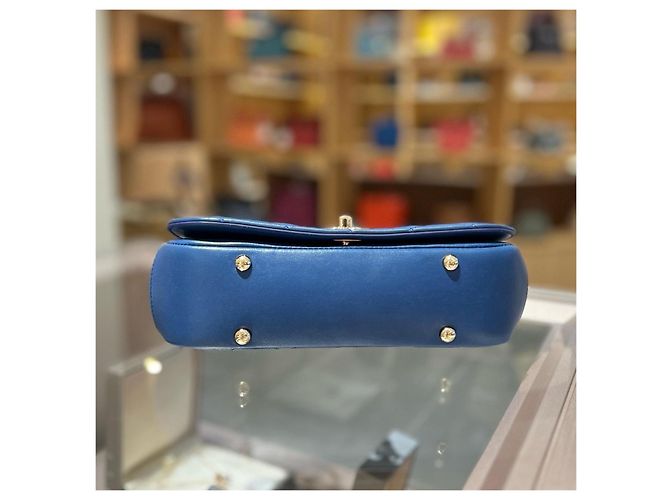Borsa Chanel Classic Flap in pelle blu - vista 4