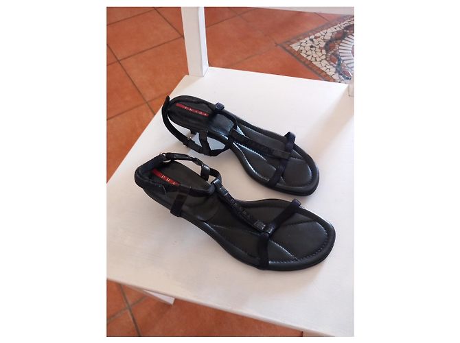 Prada flache Sandalen aus schwarzem Lackleder - Ansicht 2