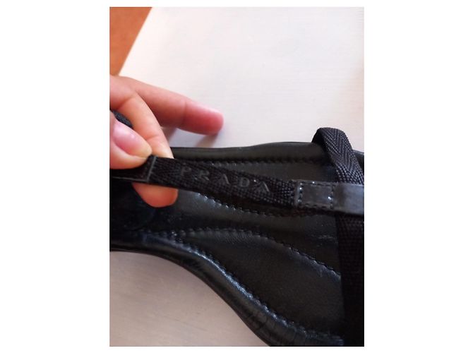 Prada flache Sandalen aus schwarzem Lackleder - Ansicht 4