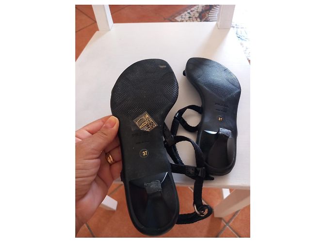 Prada flache Sandalen aus schwarzem Lackleder - Ansicht 5