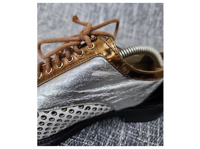 Chanel Oxford-Schuhe aus schwarzem Lackleder und silbernem Perforationsleder Golden - Ansicht 10