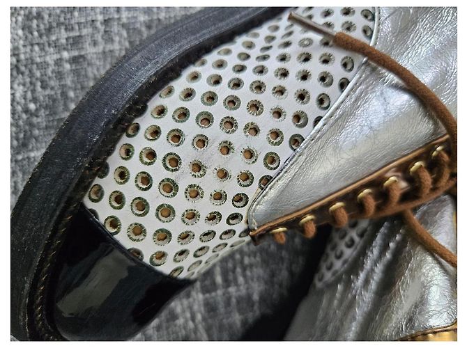 Chanel Oxford-Schuhe aus schwarzem Lackleder und silbernem Perforationsleder Golden - Ansicht 12