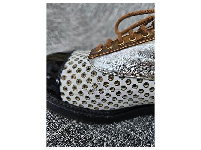 Chanel Oxford-Schuhe aus schwarzem Lackleder und silbernem Perforationsleder Golden - Ansicht 13