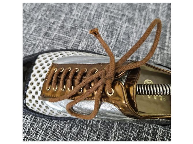 Chanel Oxford-Schuhe aus schwarzem Lackleder und silbernem Perforationsleder Golden - Ansicht 14