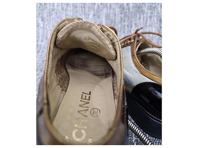 Chanel Oxford-Schuhe aus schwarzem Lackleder und silbernem Perforationsleder Golden - Ansicht 15
