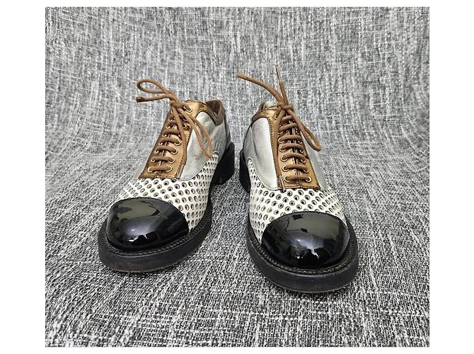 Chanel Oxford-Schuhe aus schwarzem Lackleder und silbernem Perforationsleder Golden - Ansicht 2