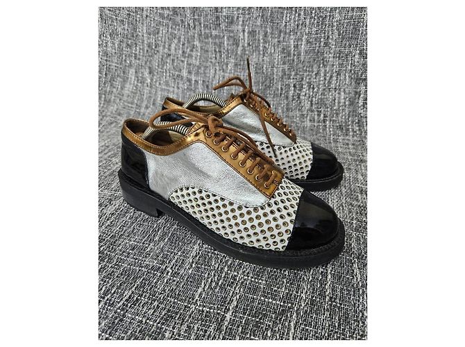 Chanel Oxford-Schuhe aus schwarzem Lackleder und silbernem Perforationsleder Golden - Ansicht 3