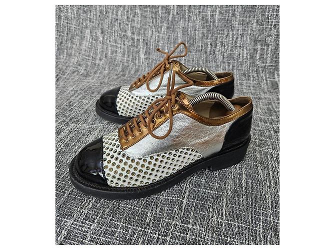Chanel Oxford-Schuhe aus schwarzem Lackleder und silbernem Perforationsleder Golden - Ansicht 4