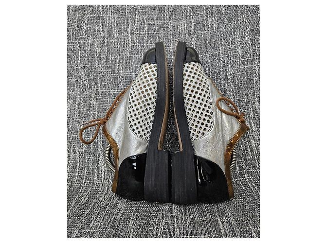 Chanel Oxford-Schuhe aus schwarzem Lackleder und silbernem Perforationsleder Golden - Ansicht 6