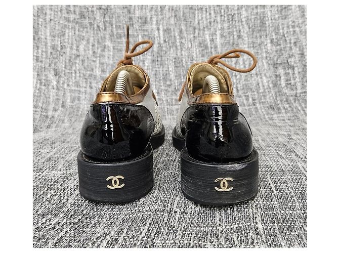 Chanel Oxford-Schuhe aus schwarzem Lackleder und silbernem Perforationsleder Golden - Ansicht 7