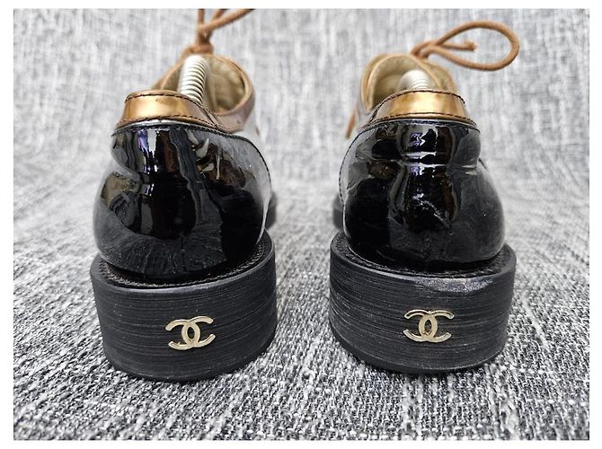 Chanel Oxford-Schuhe aus schwarzem Lackleder und silbernem Perforationsleder Golden - Ansicht 8