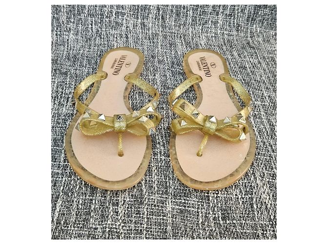Valentino Garavani Infradito Rockstud Jelly Bow D'oro - vista 3