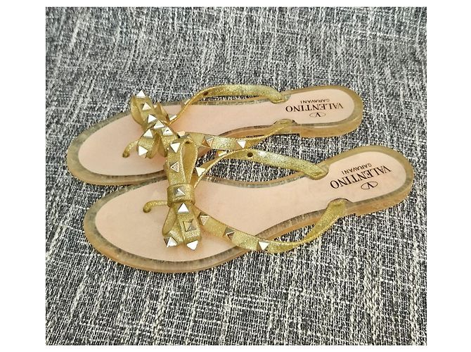 Valentino Garavani Infradito Rockstud Jelly Bow D'oro - vista 5