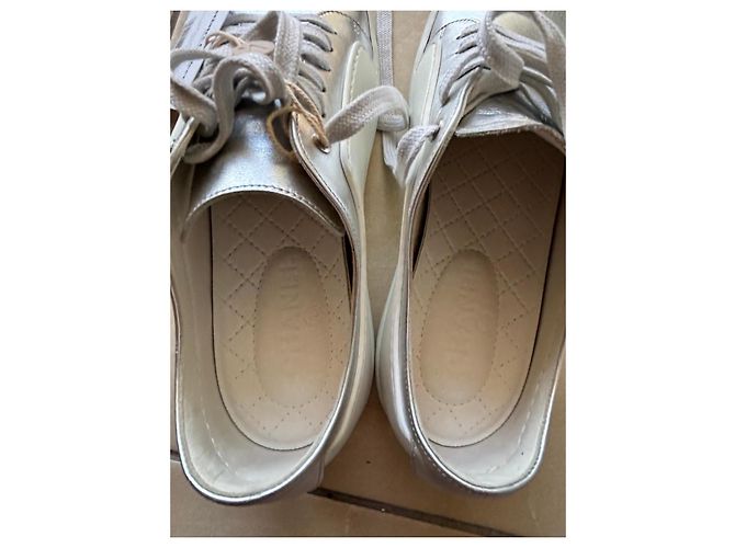 Sneakers Chanel CC Logo in pelle argento Bianco Silver hardware - vista 11