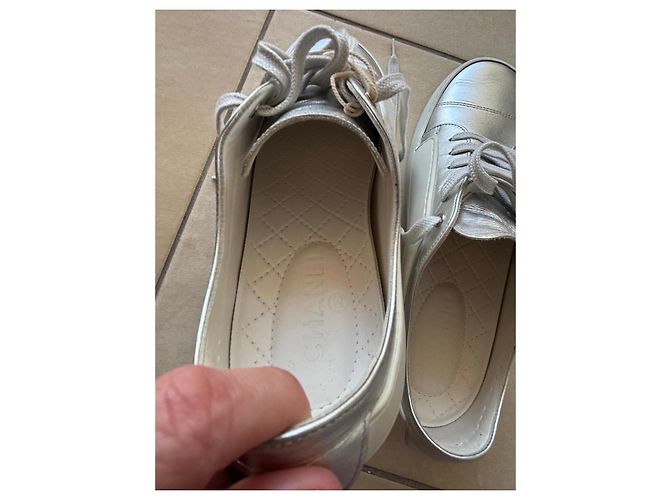 Sneakers Chanel CC Logo in pelle argento Bianco Silver hardware - vista 12