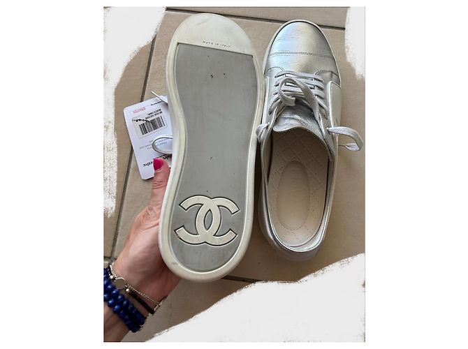 Sneakers Chanel CC Logo in pelle argento Bianco Silver hardware - vista 14