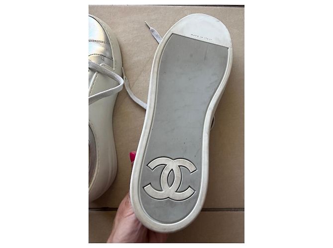 Sneakers Chanel CC Logo in pelle argento Bianco Silver hardware - vista 15