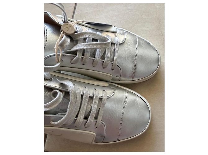 Sneakers Chanel CC Logo in pelle argento Bianco Silver hardware - vista 16
