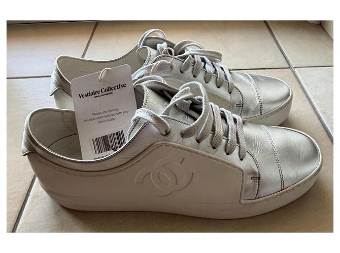 Sneakers Chanel CC Logo in pelle argento Bianco Silver hardware - vista 17