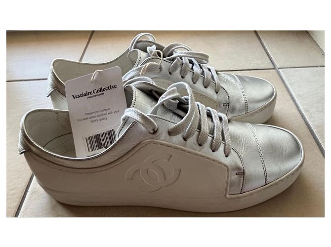 Sneakers Chanel CC Logo in pelle argento Bianco Silver hardware - vista 18