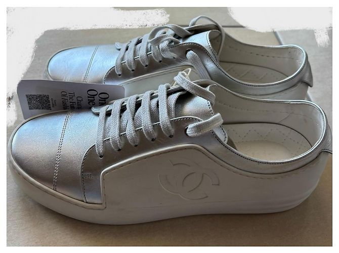 Sneakers Chanel CC Logo in pelle argento Bianco Silver hardware - vista 2