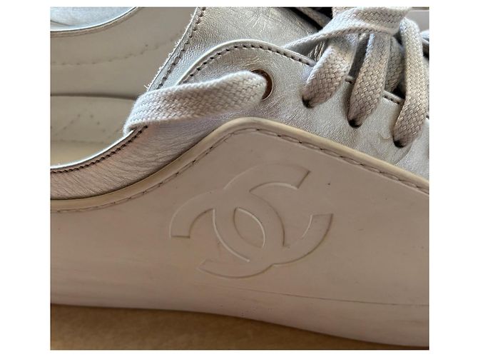 Sneakers Chanel CC Logo in pelle argento Bianco Silver hardware - vista 3