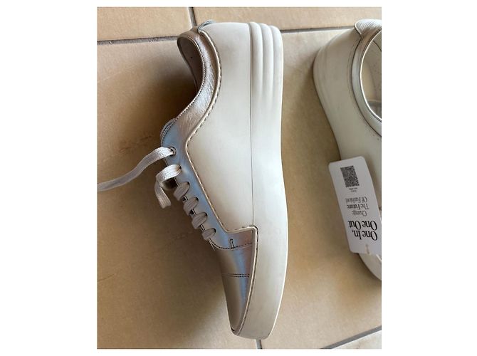 Sneakers Chanel CC Logo in pelle argento Bianco Silver hardware - vista 4
