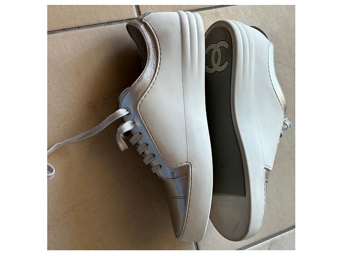 Sneakers Chanel CC Logo in pelle argento Bianco Silver hardware - vista 5