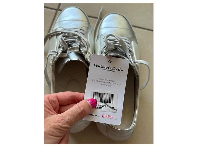 Sneakers Chanel CC Logo in pelle argento Bianco Silver hardware - vista 8