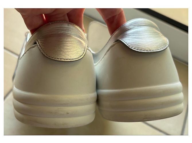 Sneakers Chanel CC Logo in pelle argento Bianco Silver hardware - vista 9
