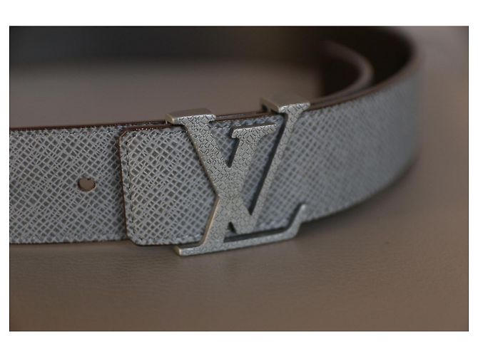 Louis Vuitton M6898 85/34 Taiga Glacier Santur Initial Gürtel Grau - Ansicht 3