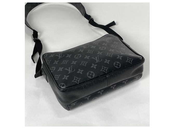 Borsa a tracolla Louis Vuitton Outdoor Messenger PM Nero - vista 2