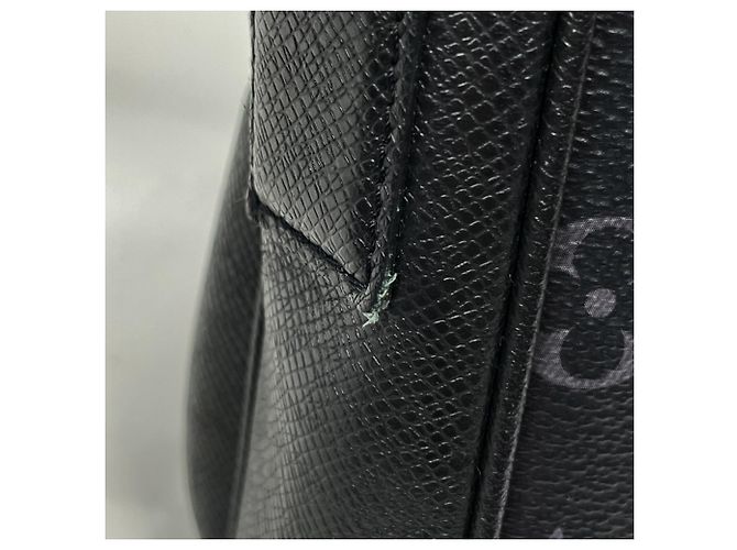 Borsa a tracolla Louis Vuitton Outdoor Messenger PM Nero - vista 4