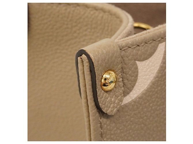 Louis Vuitton Monogram Empreinte Bicolor OnTheGo PM Handtasche Grau Roh - Ansicht 10