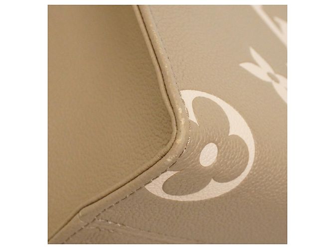 Louis Vuitton Monogram Empreinte Bicolor OnTheGo PM Handtasche Grau Roh - Ansicht 6