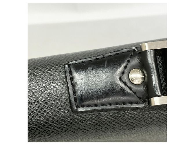 Louis Vuitton Taiga Robusto 1 Bag M31052 Grigio - vista 8