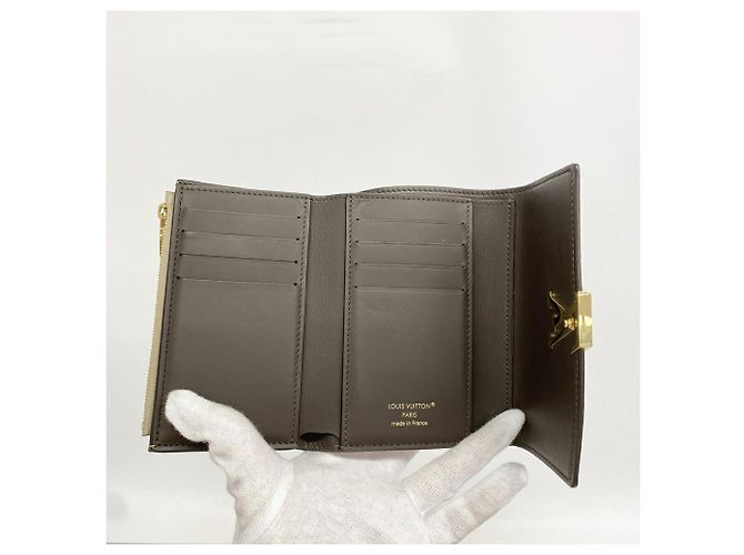 Capucines Carteira Louis Vuitton Tri-fold em Galle - vista 3