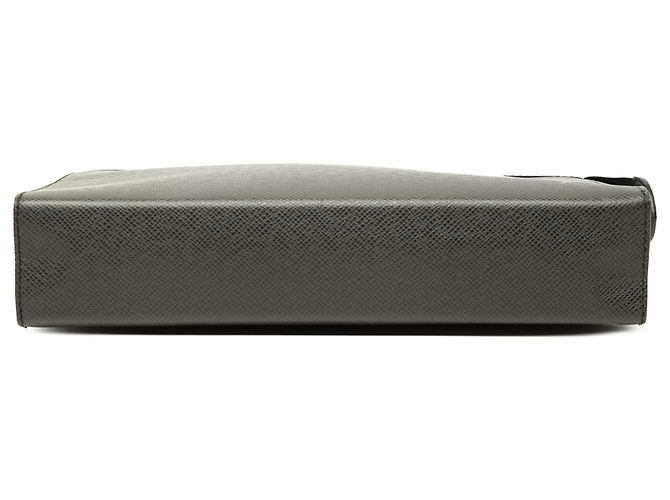 Louis Vuitton Black Taiga Pochette Voyage MM Nero - vista 3