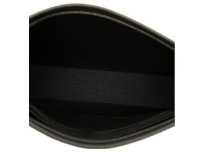 Louis Vuitton Black Taiga Pochette Voyage MM Nero - vista 4