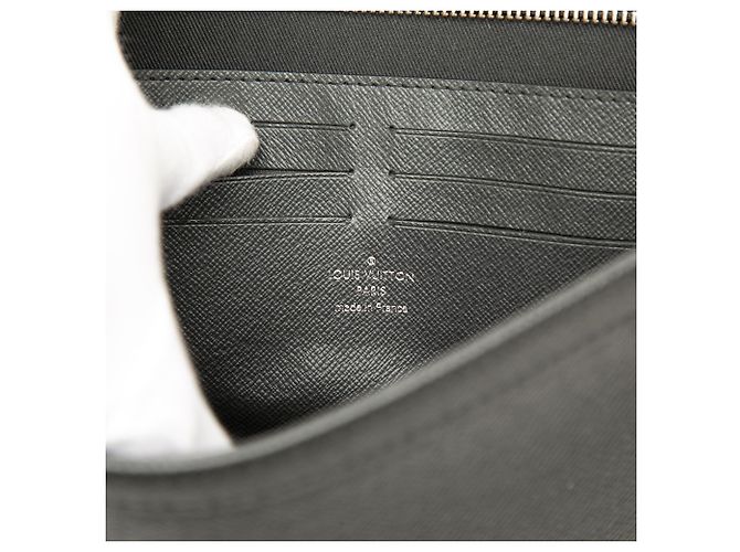 Louis Vuitton Black Taiga Pochette Voyage MM Nero - vista 5