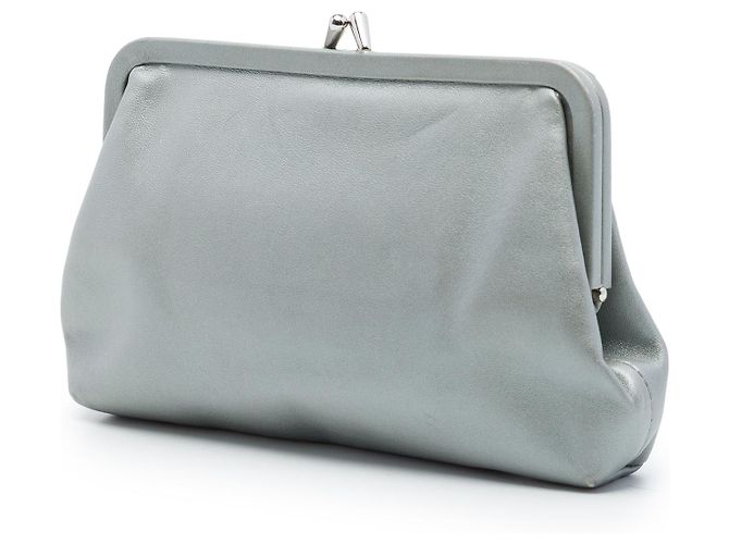 Clutch Chanel in vitello metallizzato argento con chiusura kiss lock - vista 2