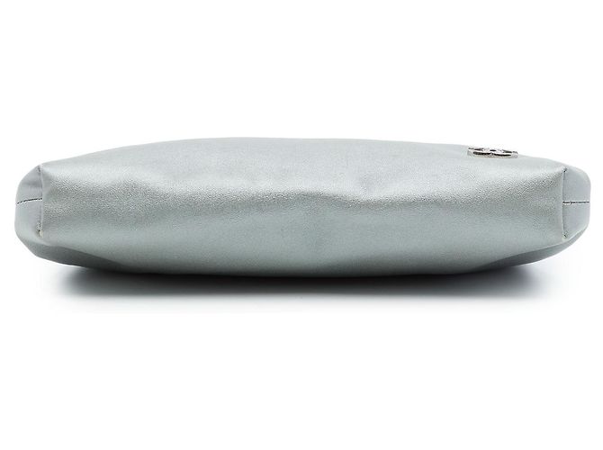 Clutch Chanel in vitello metallizzato argento con chiusura kiss lock - vista 3