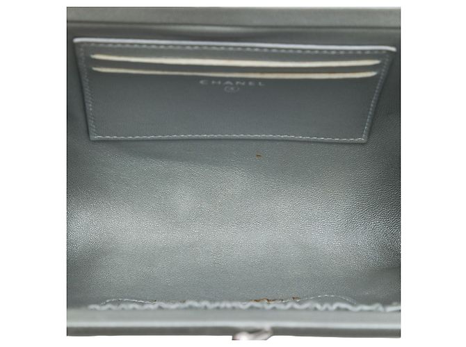 Clutch Chanel in vitello metallizzato argento con chiusura kiss lock - vista 4