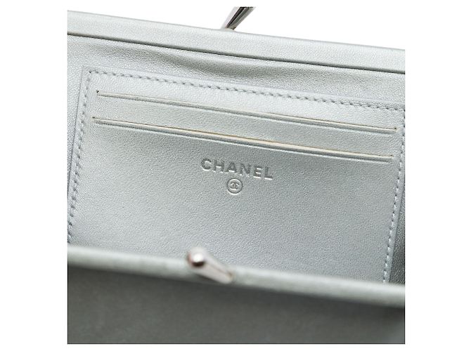 Clutch Chanel in vitello metallizzato argento con chiusura kiss lock - vista 5