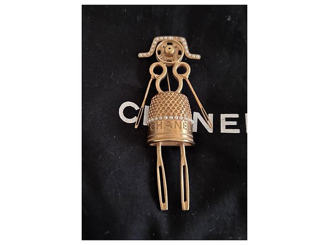 Spilla Chanel Runway Gold-Tone Sewing Lady D'oro - vista 8