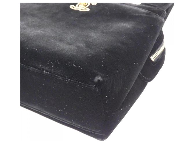 Bolso Chanel en negro con herrajes dorados - vista 3